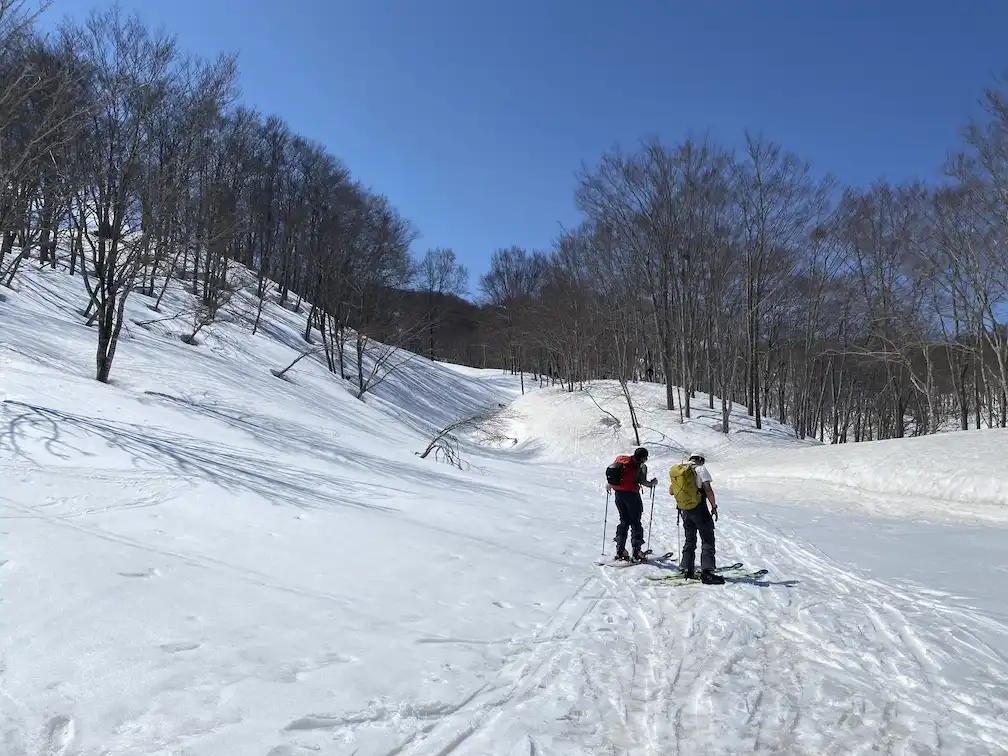 放山BC 標高980m地点でシール装着